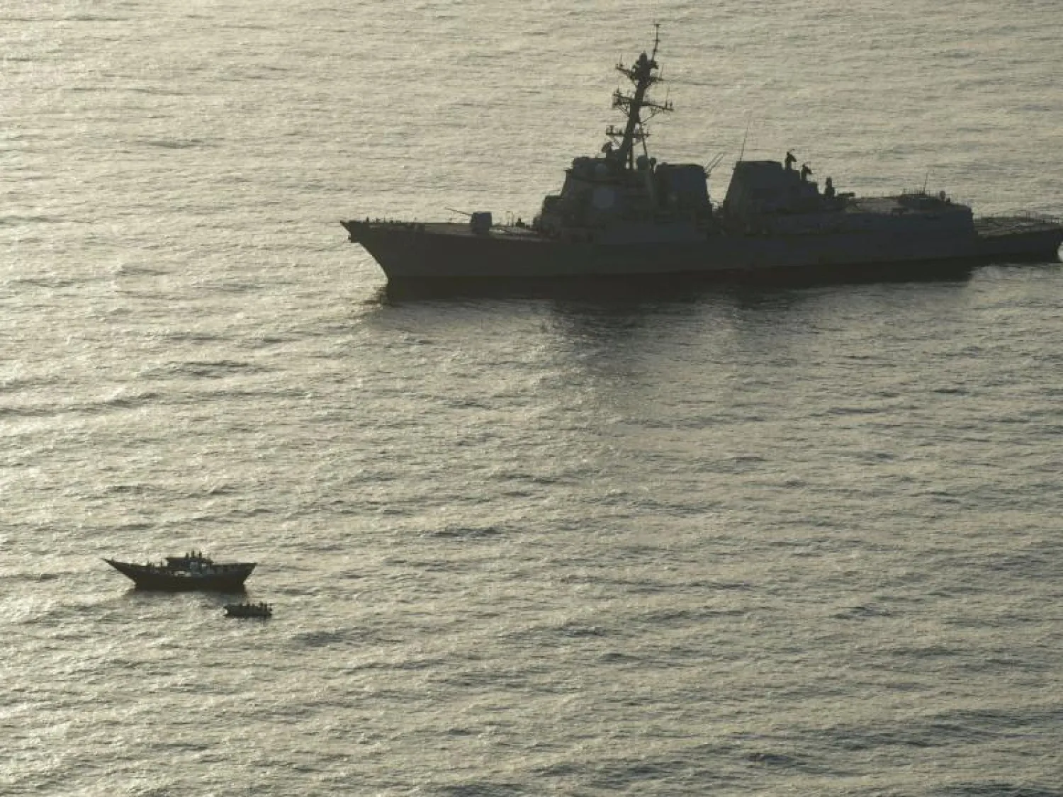 مدمّرة تحمل صواريخ موجّهة في خليج عدن (رويترز)