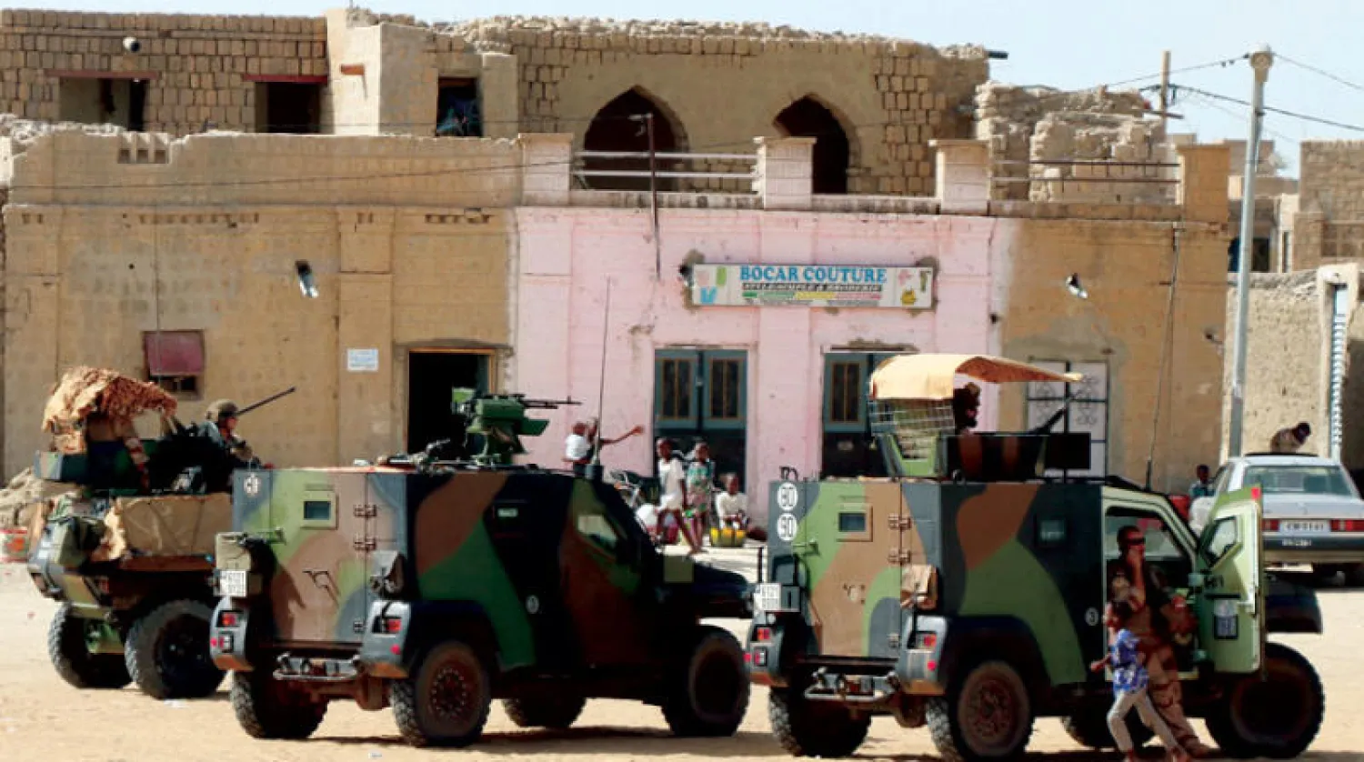 صورة أرشيفية لقوات فرنسية تجوب شوارع تمبكتو سبتمبر الماضي (أ.ب)