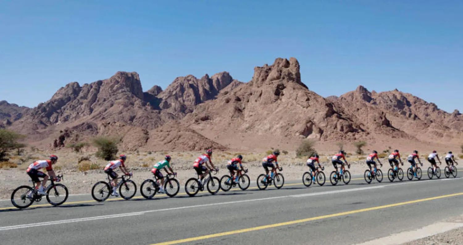 المناظر الجبلية الرائعة تحيط بمتسابقي طواف السعودية (أ.ف.ب)