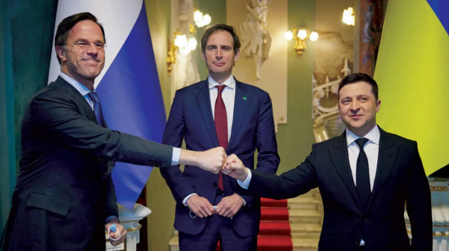 الرئيس الأوكراني مع رئيس الوزراء الهولندي مارك روته آخر قائد دولة في «الناتو» يزور كييف في تعبير عن تضامنه مع أوكرانيا (إ.ب.أ)