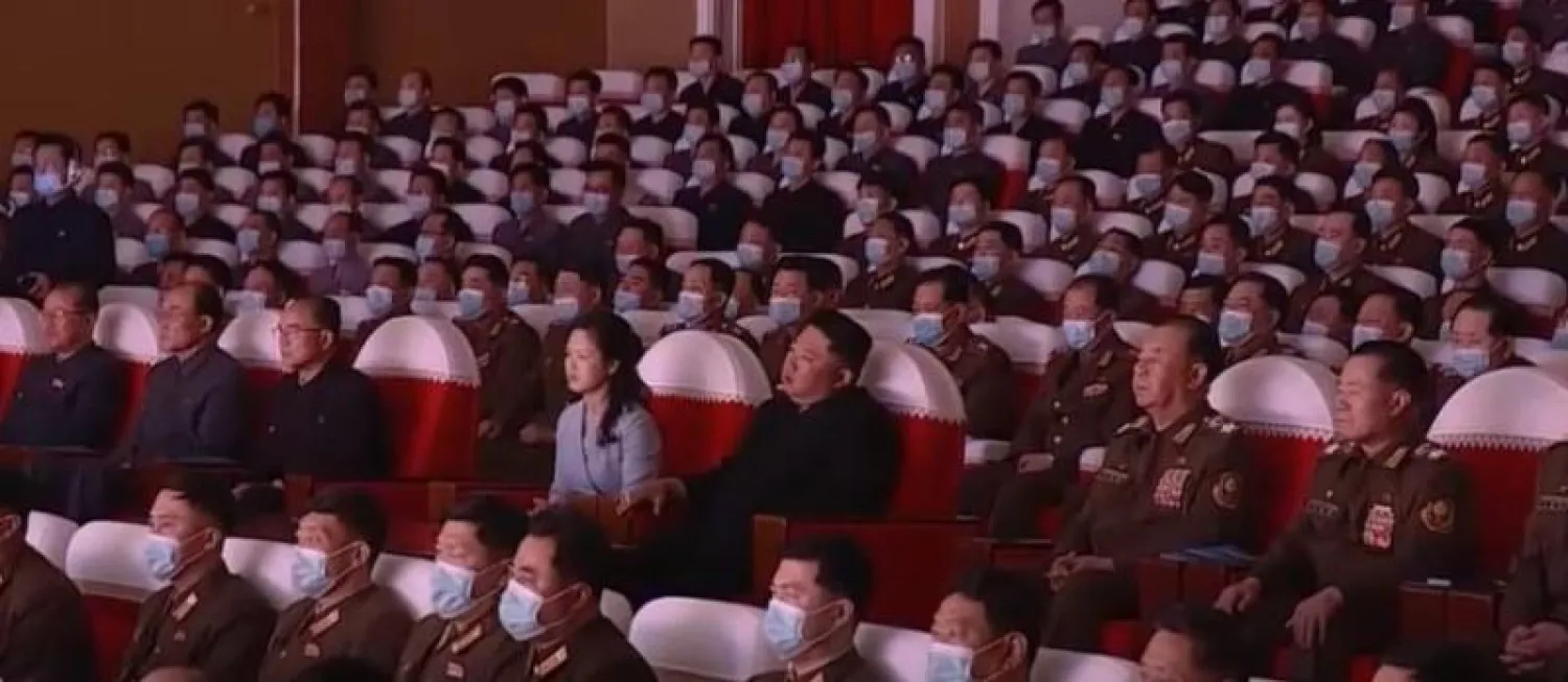 ري سول جو زوجة زعيم كوريا الشمالية كيم جونغ أون أثناء حضورهما عرضاً فنياً في مسرح مانسوداي للفنون في بيونغ يانغ (يوتيوب)