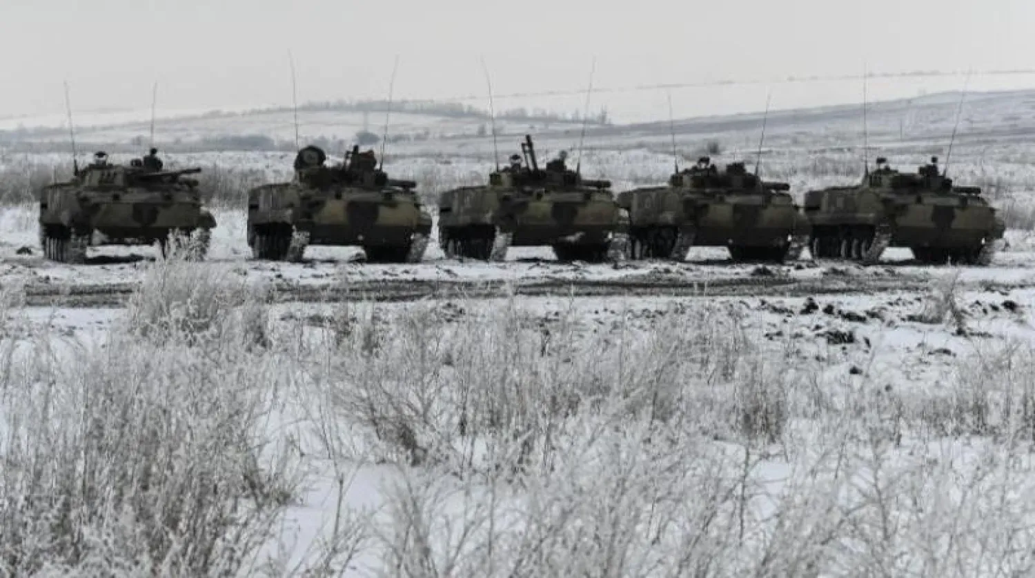 مركبات قتال روسية خلال التدريبات التي تجريها القوات المسلحة في منطقة روستوف (رويترز)