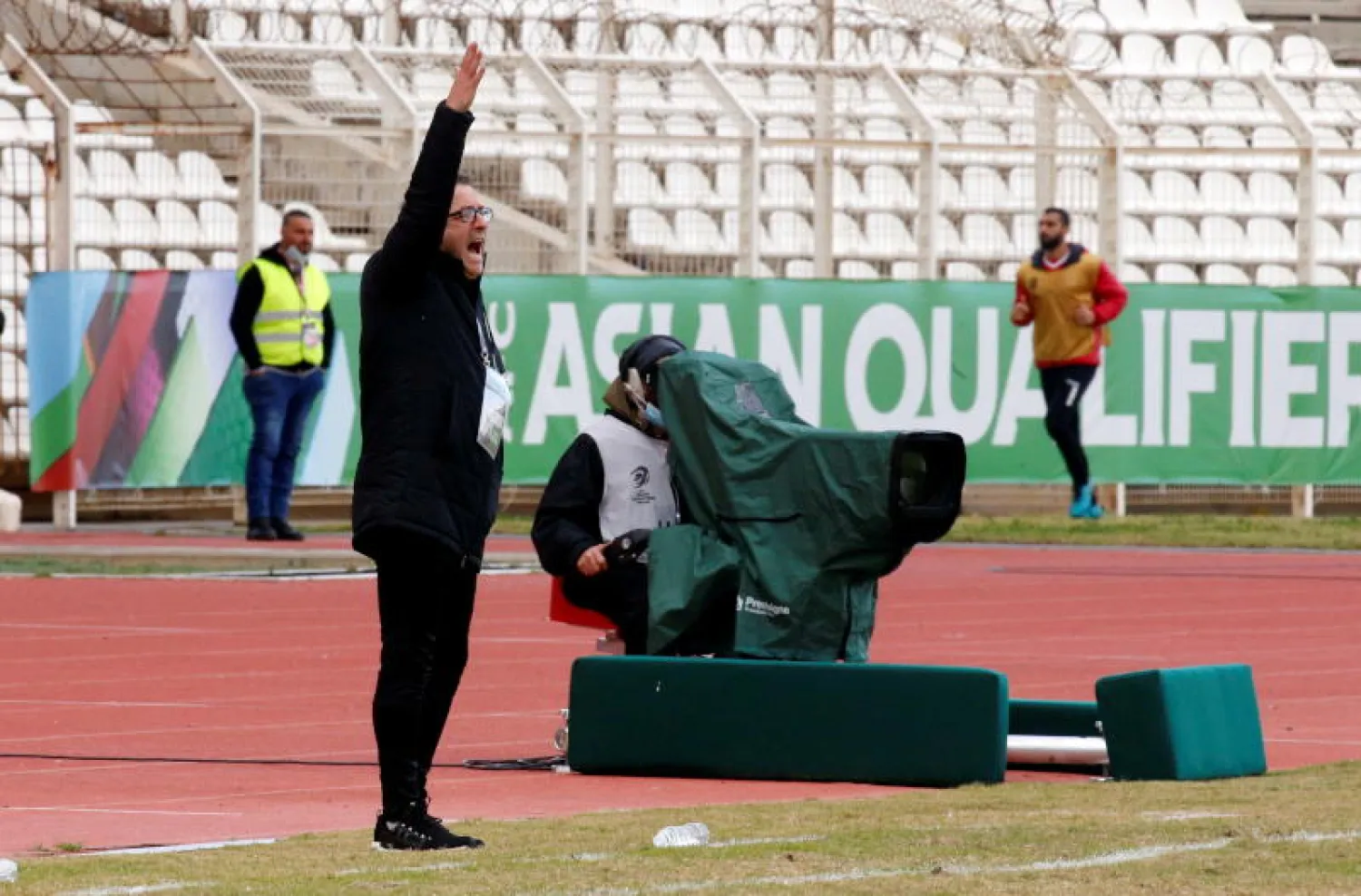 بتروفيتش يوجه لاعبيه خلال المباراة الأخيرة مع لبنان (رويترز)