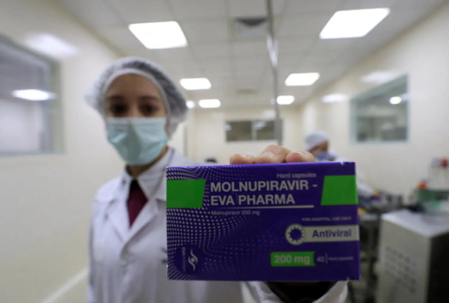 عقار «مولنوبيرافير» في وحدة التعبئة بشركة «إيفا فارما» بالعاصمة المصرية القاهرة (رويترز)