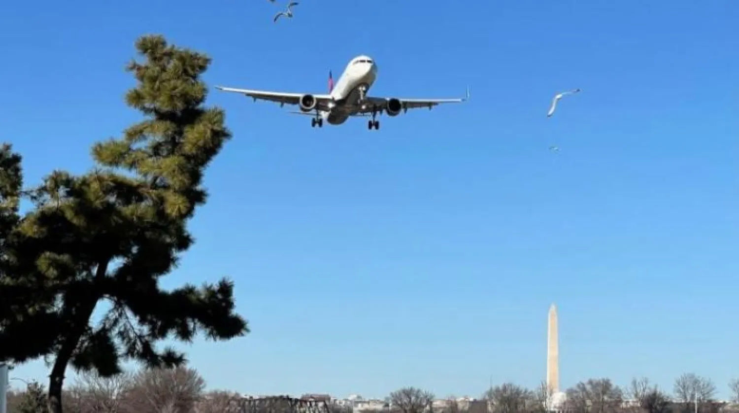 طائرة تهم بالهبوط في مطار رونالد ريغان في آرلينغتون قرب واشنطن (أرشيفية-أ.ف.ب)
