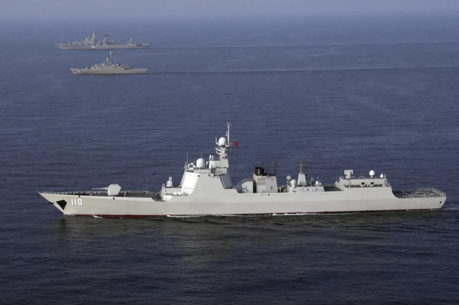 صورة وزعتها البحرية الإيرانية لمناورات مشتركة مع روسيا والصين في بحر العرب الشهر الماضي (أ.ب)