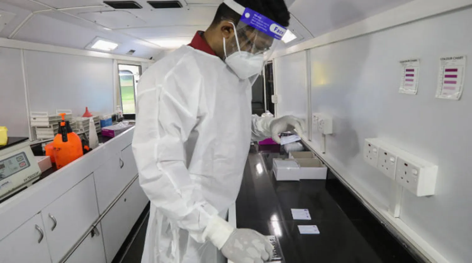 مختبر متنقل في سريلانكا يرصد أولى إصابات «أوميكرون» في البلاد 3 ديسمبر الماضي (إ.ب.أ)