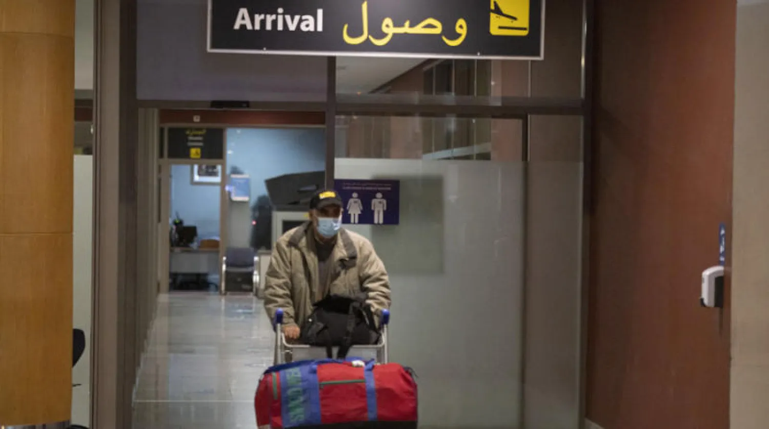 مسافر يصل إلى مطار الرباط في 29 نوفمبر الماضي (إ.ب.أ)