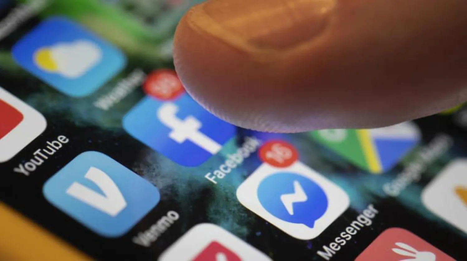 Facebook Messenger uygulaması iPhone ekranında görünüyor (AP)