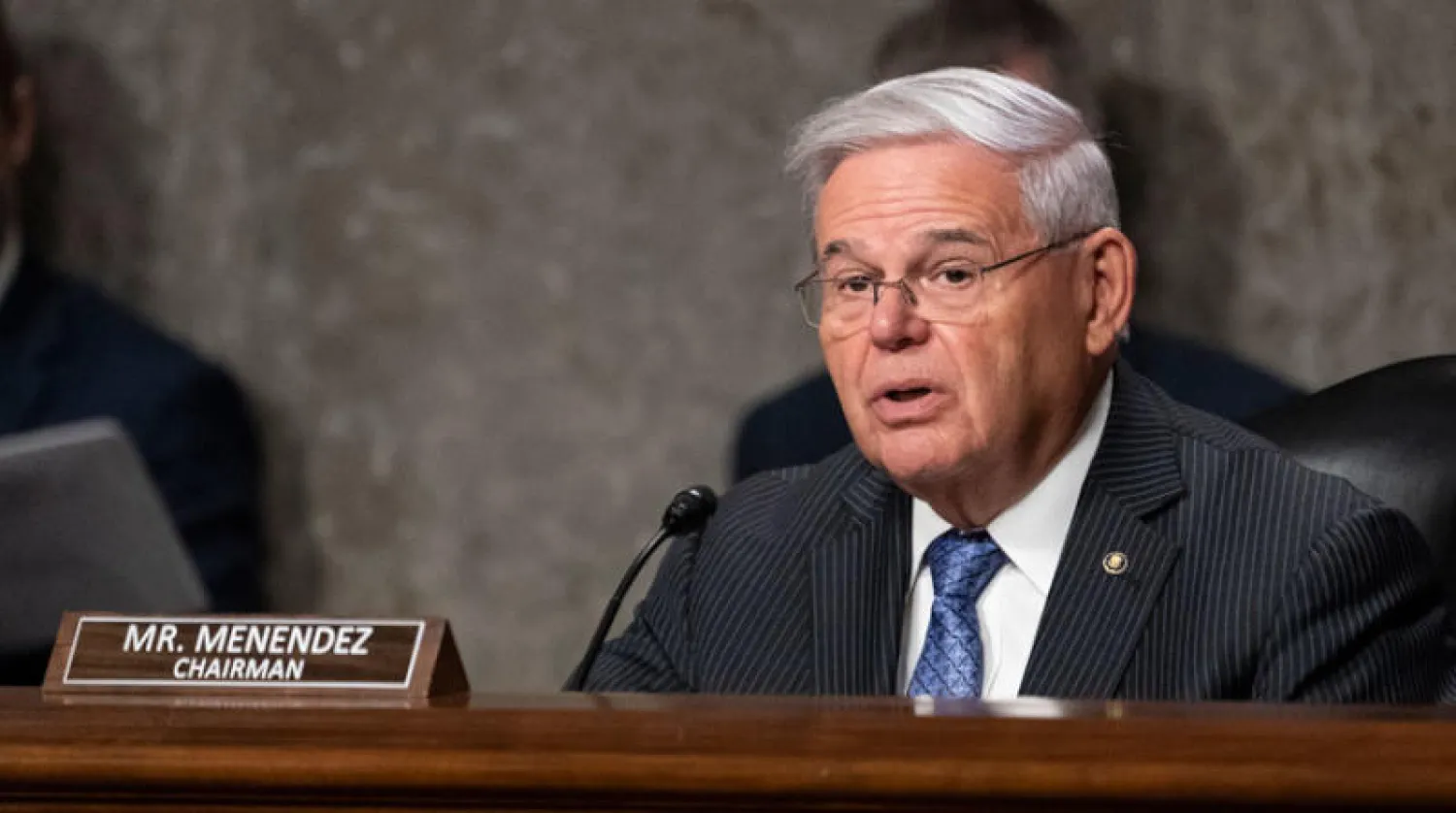 السيناتور الديمقراطي بوب مننديز وجّه وابلاً من الانتقادات لإدارة بايدن وحذّر من أن إيران على حافة امتلاك سلاح نووي (أ.ب)