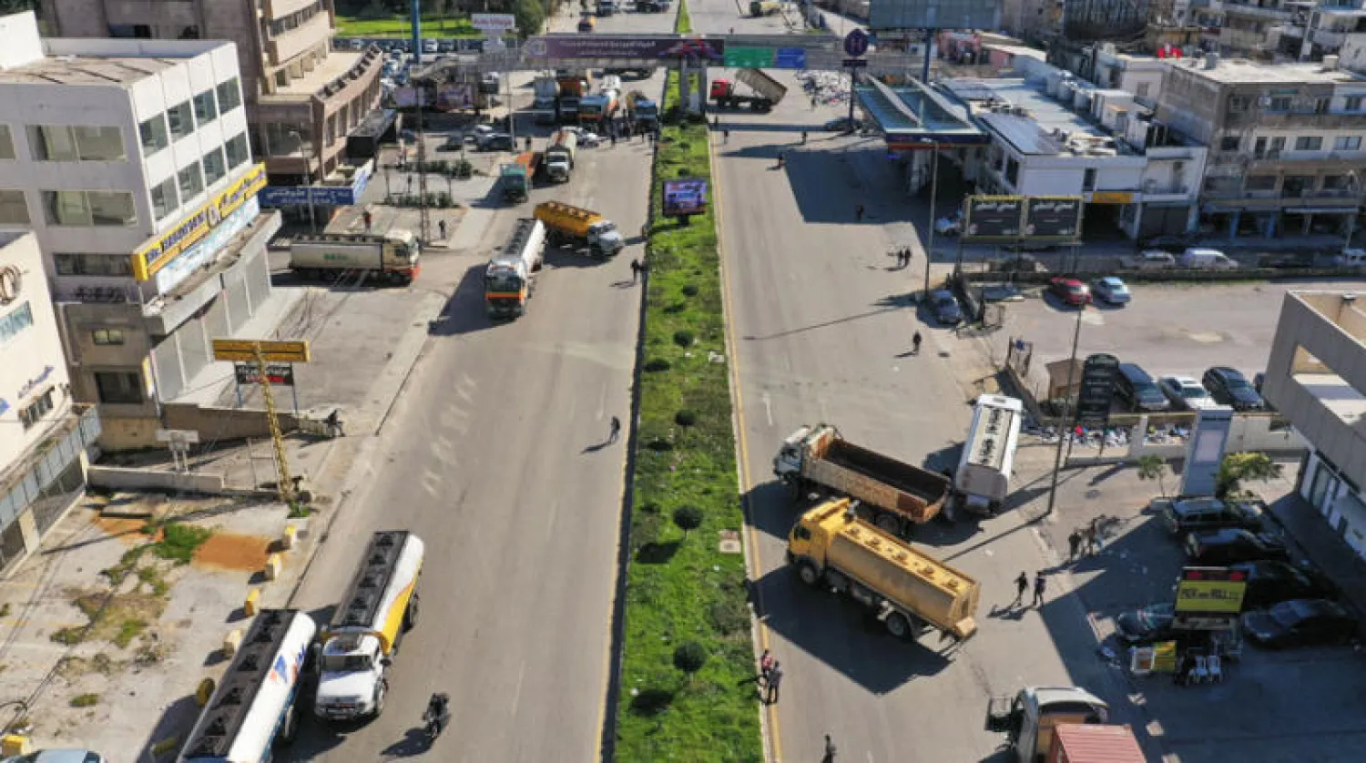 شاحنات تقطع طريقاً رئيسية في بيروت أمس (رويترز)