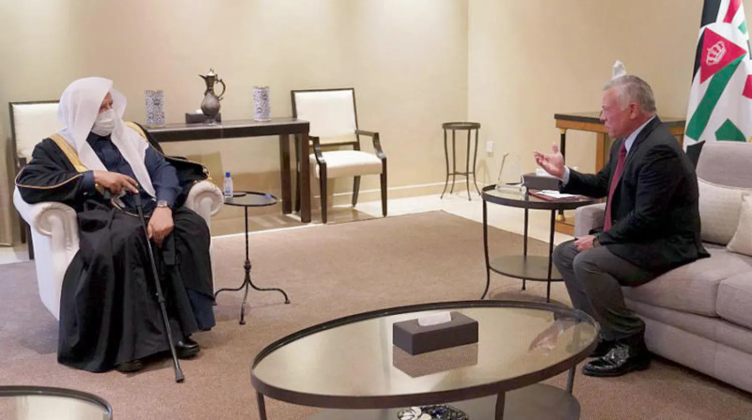 العاهل الأردني خلال لقائه رئيس مجلس الشورى السعودي أمس في العاصمة عمان (واس)