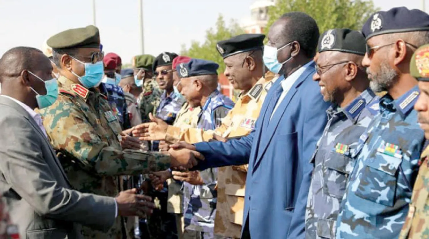 الفريق البرهان ونائبه الفريق دقلو (حميدتي) لدى وصولهما إلى مدينة الفاشر أمس (سونا)