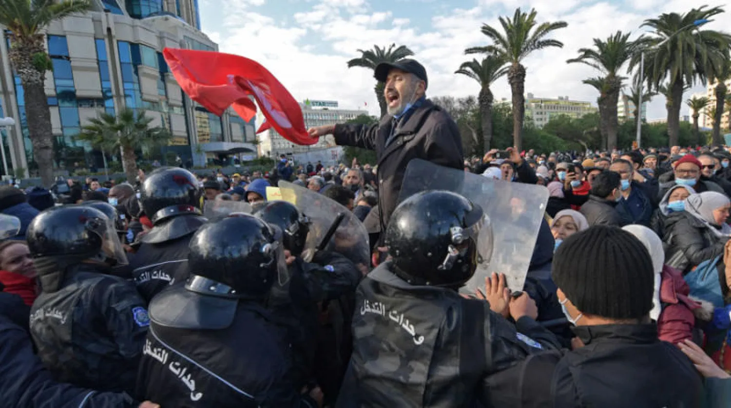 جانب من احتجاجات سابقة مؤيدة للرئيس سعيّد وسط العاصمة (أ.ف.ب)