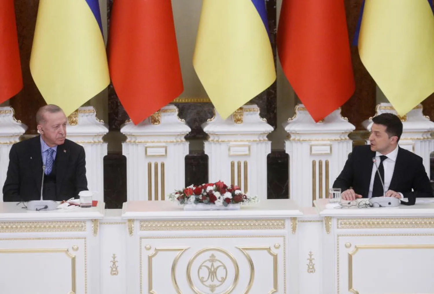 الرئيس التركي رجب طيب إردوغان ونظيره الأوكراني فولوديمير زيلينسكي (رويترز)