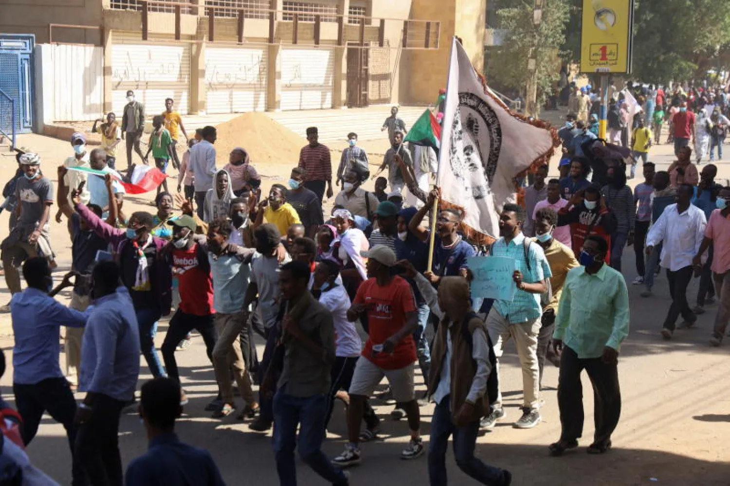 مسيرة مناهضة للانقلاب العسكري في الخرطوم (رويترز)
