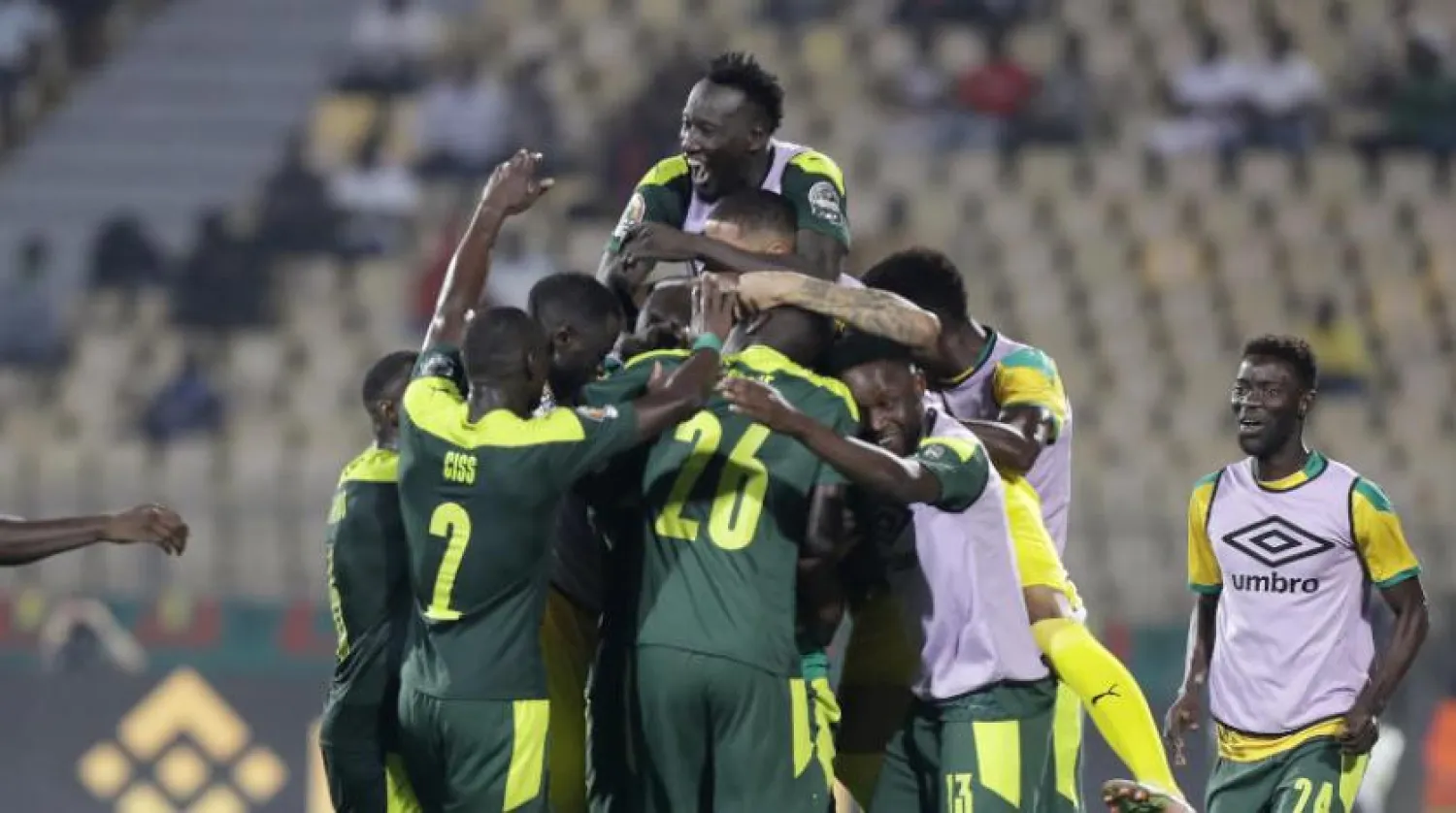 Senegalli oyuncular, Burkina Faso'ya karşı kazandıkları zaferi ve Afrika Uluslar Kupası'nda finale çıkmalarını kutluyorlar. (AP)
