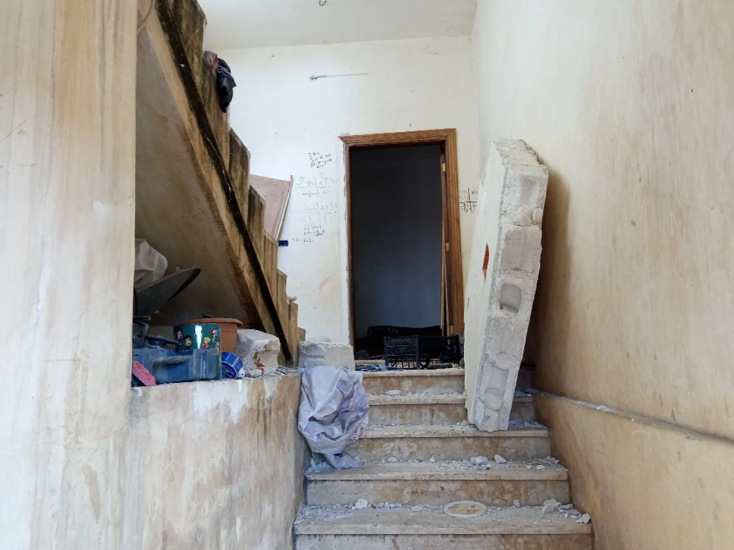 سلم داخلي بأحد المنازل وقد سقطت جدرانه (الشرق الأوسط)