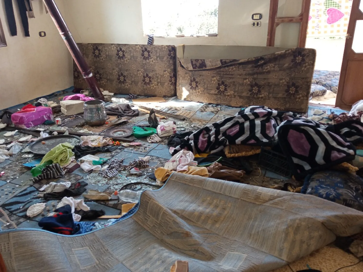 ملابس وأثاث ومقتنيات شخصية بأحد المنازل (الشرق الأوسط)