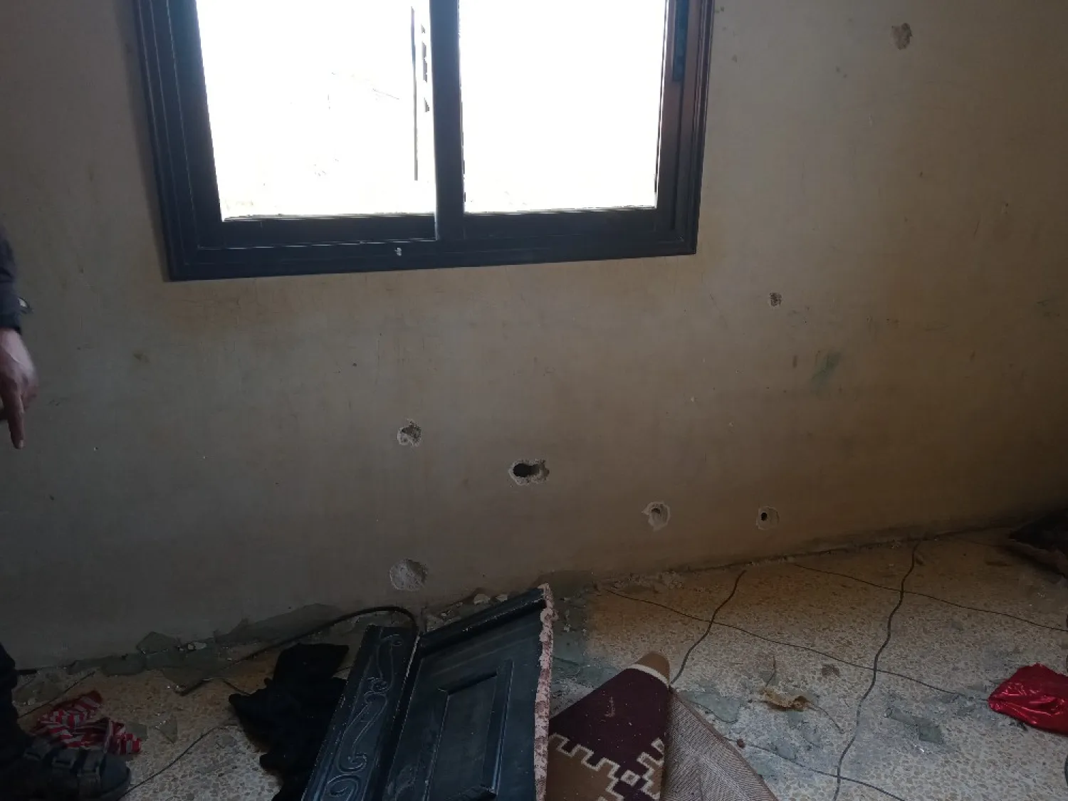 ثقوب جراء الغارة في جدران منزل قرب بلدة أطمة (الشرق الأوسط)