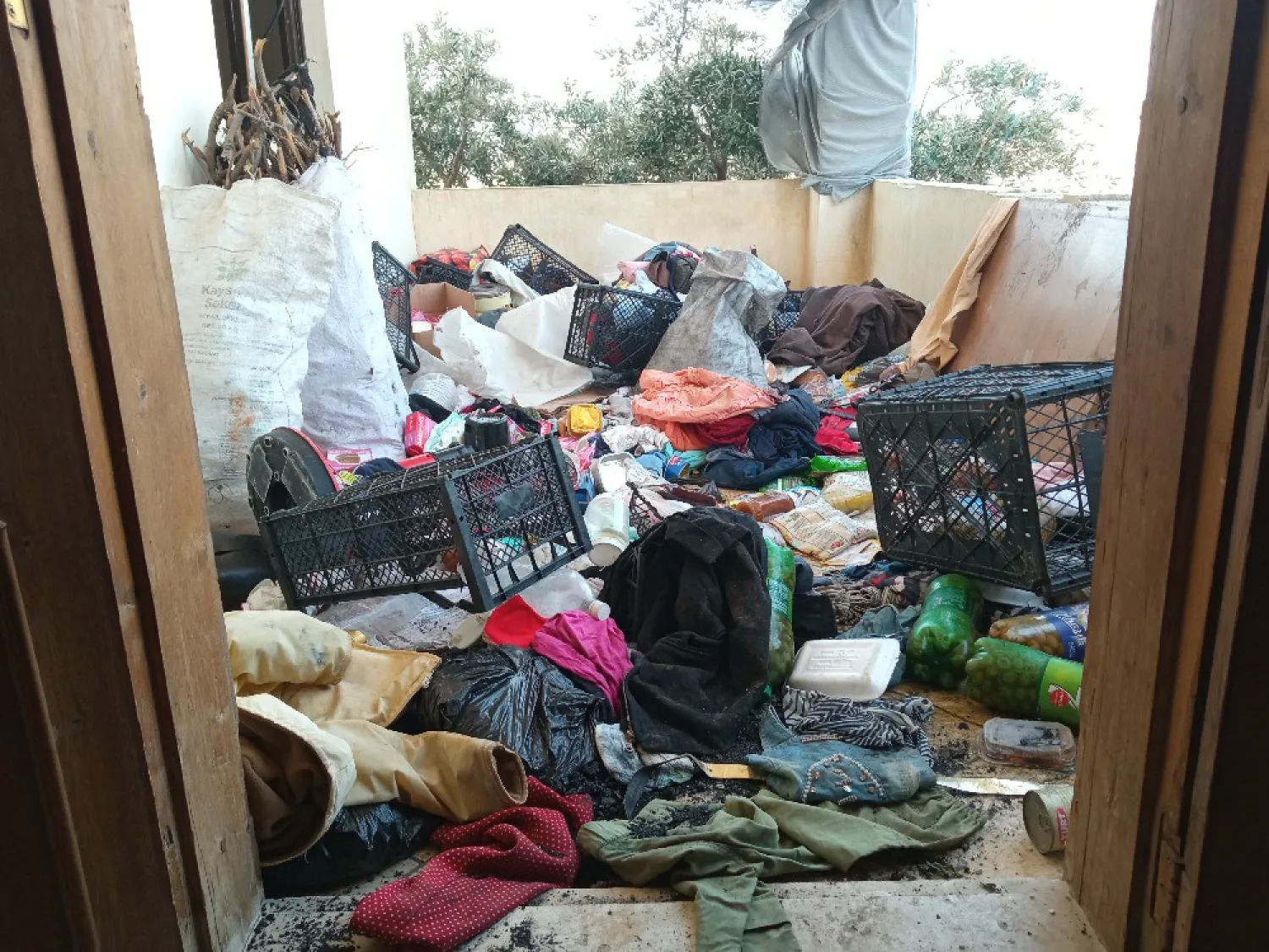 ما تبقى من ملابس أسرة مبعثر داخل منزلهم المحطم (الشرق الأوسط)