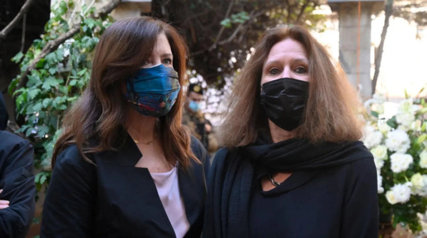 زوجة لقمان سليم (يمين) مع السفيرة الأميركية في الذكرى السنوية الأولى لاغتياله (إ.ب.أ)