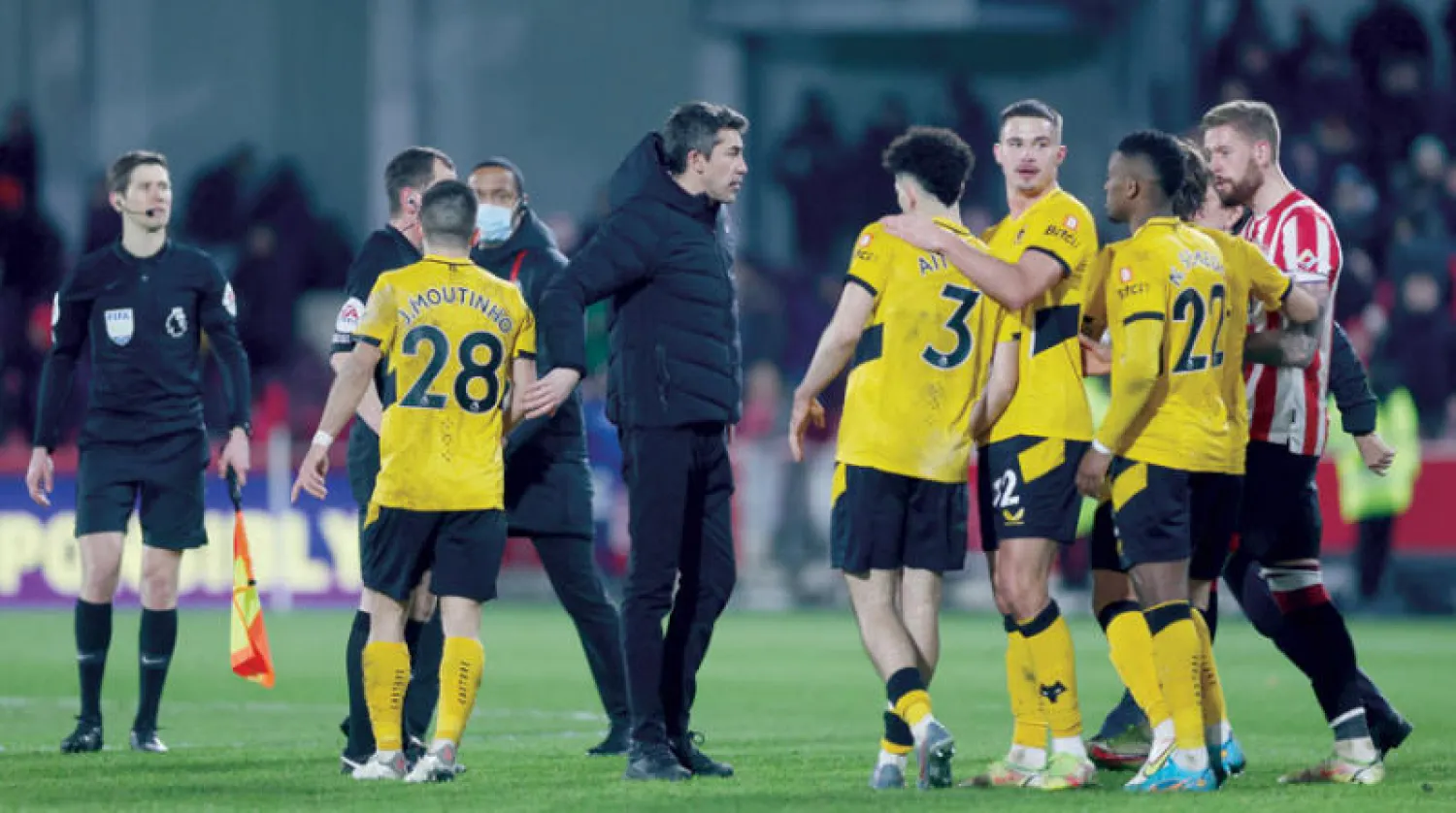 برونو لاغ يتحدث إلى لاعبيه بعد تخطي برنتفورد (رويترز)