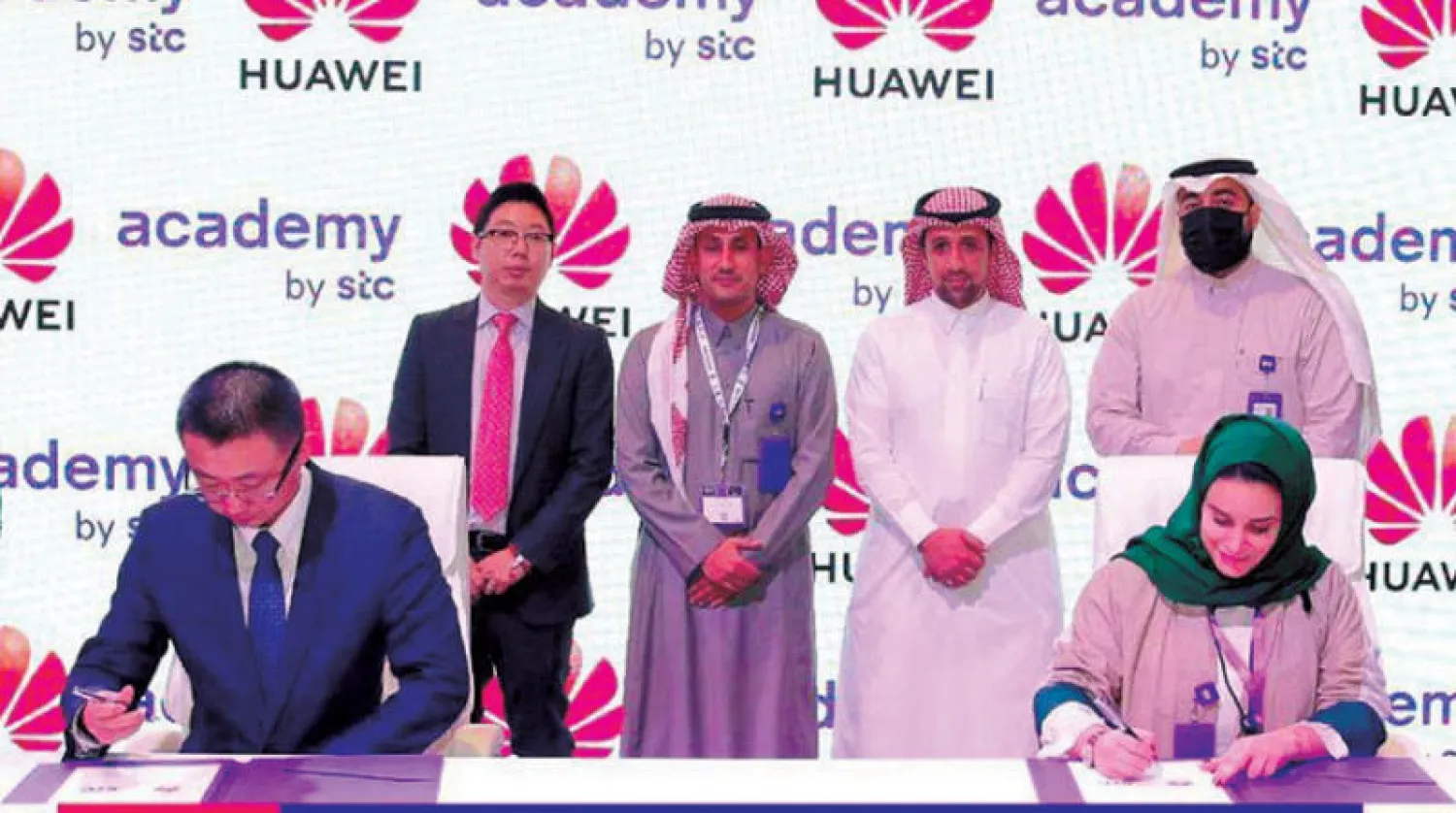 جانب من اتفاقيات مؤتمر ليب العالمي بالسعودية بين «الاتصالات السعودية» وشركة «هواوي» (الشرق الأوسط)