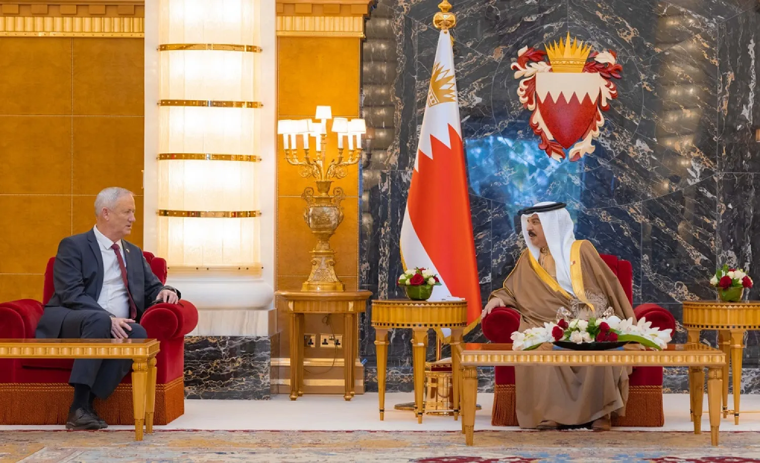 Bahraini King Hamad bin Isa Al Khalifa meets with Israeli Defense Minister Benny Ganyz. (BNA)