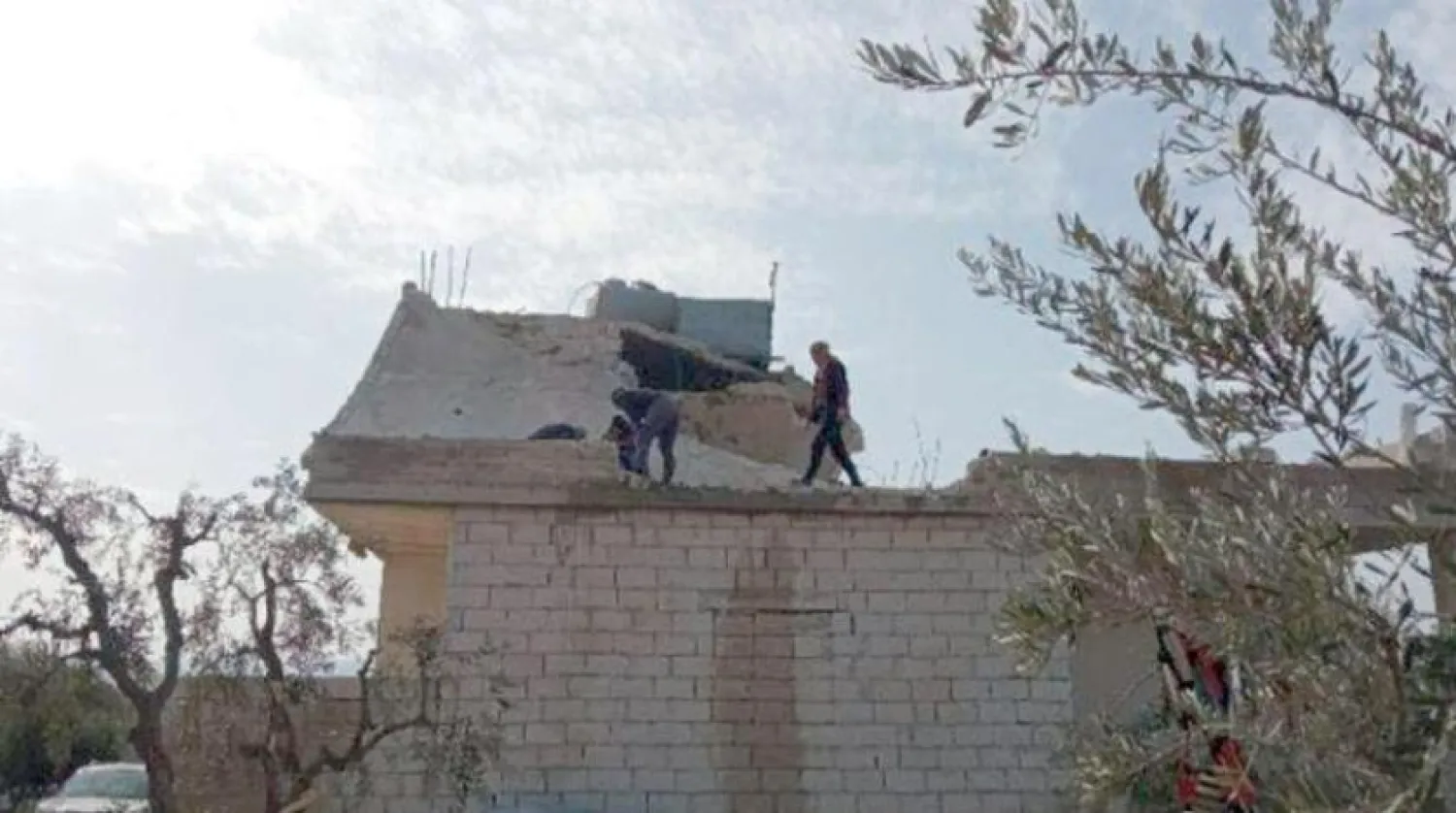 İdlib kırsalında DEAŞ liderinin bulunduğu evin çatısındaki iki adam (Şarku'l Avsat)