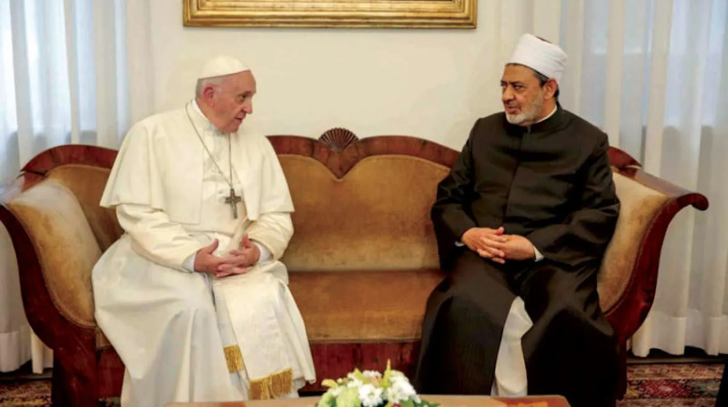 بابا الفاتيكان وشيخ الأزهر خلال لقاء سابق على هامش توقيع وثيقة «الأخوة الإنسانية» (مشيخة الأزهر)