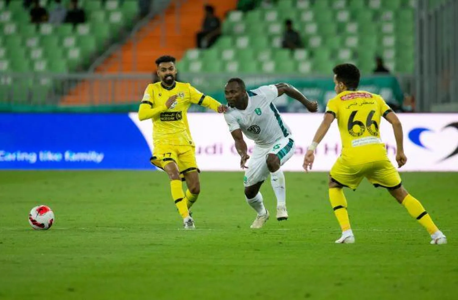 جانب من مواجهة الأهلي والتعاون (تصوير: محمد المانع)