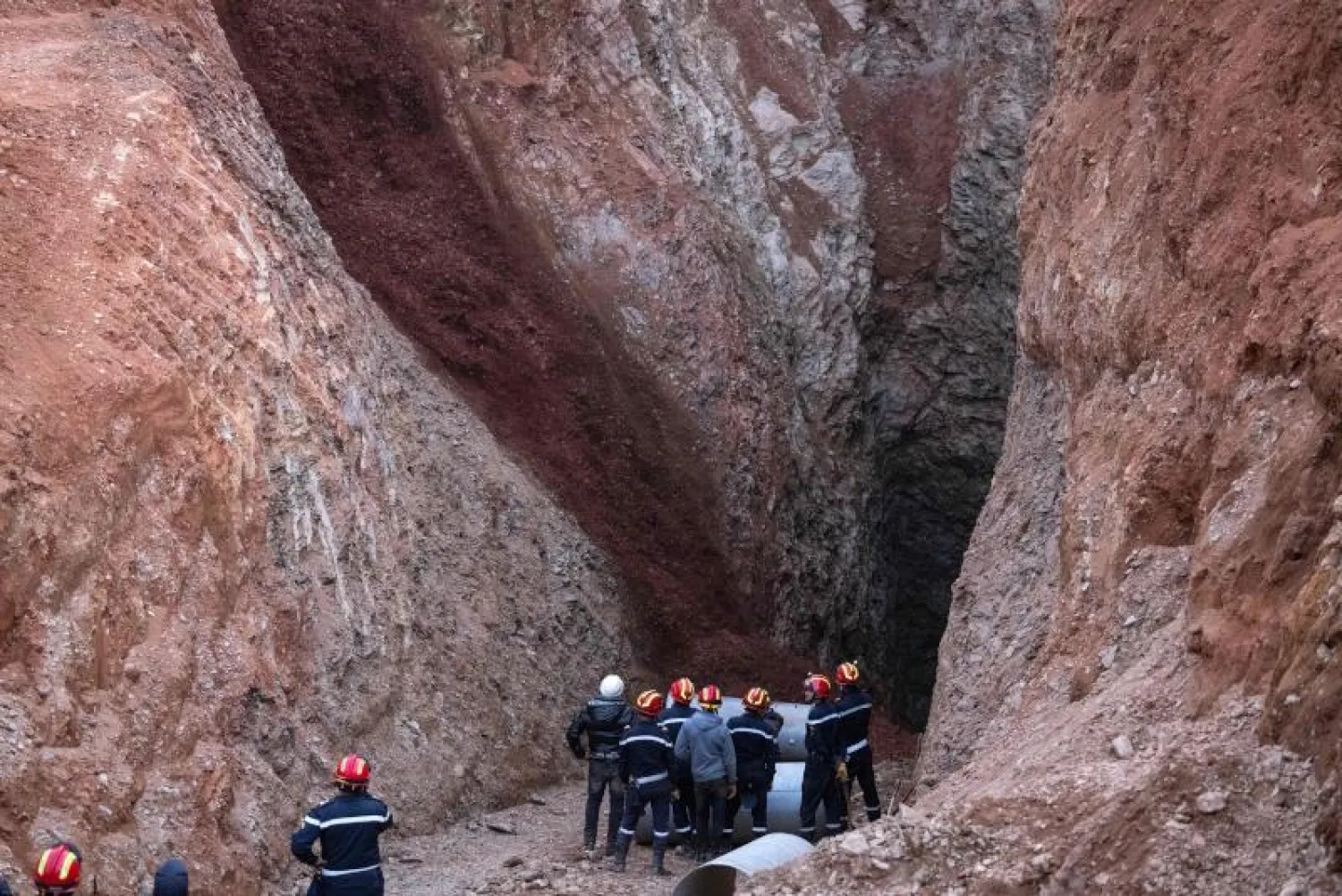 فرق خدمات الطوارئ المغربية خلال عملية إنقاذ الطفل ريان من البئر في محافظة شفشاون المغربية (أ.ف.ب)