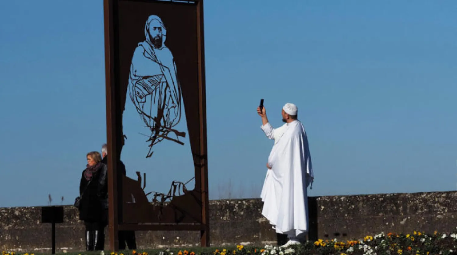 اللوحة الفنية التي تكرم الأمير عبد القادر في بلدة أمبواز الفرنسية بعد تعرضها أمس للتخريب (أ.ف.ب)