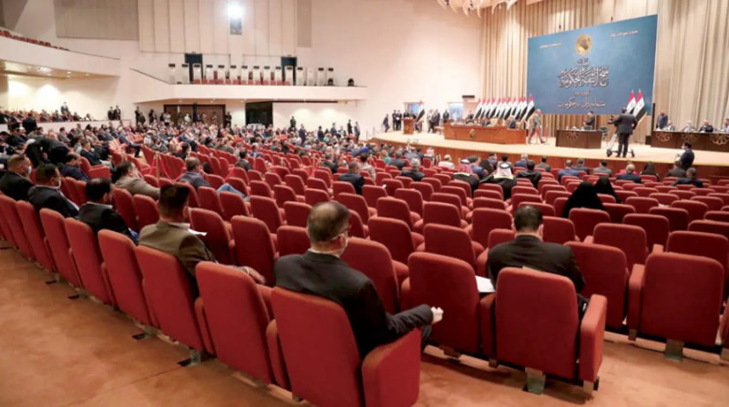 نواب عراقيون في صورة أرشيفية تعود لشهر مايو 2020 في بغداد (رويترز)