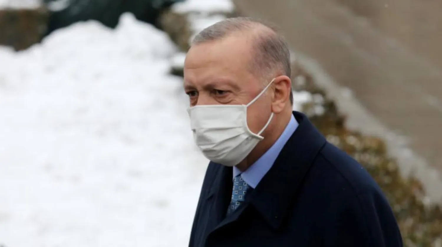 Türkiye Cumhurbaşkanı Recep Tayyip Erdoğan koruyucu maske takıyor (DPA)
