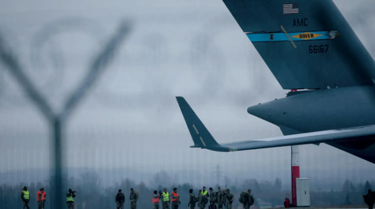 طائرة من طراز سي-17 تابعة لسلاح الجو الأميركي بعد هبوطها في مطار رزيزو- جاسيونكا ببولندا أمس حاملة تعزيزات عسكرية (رويترز)