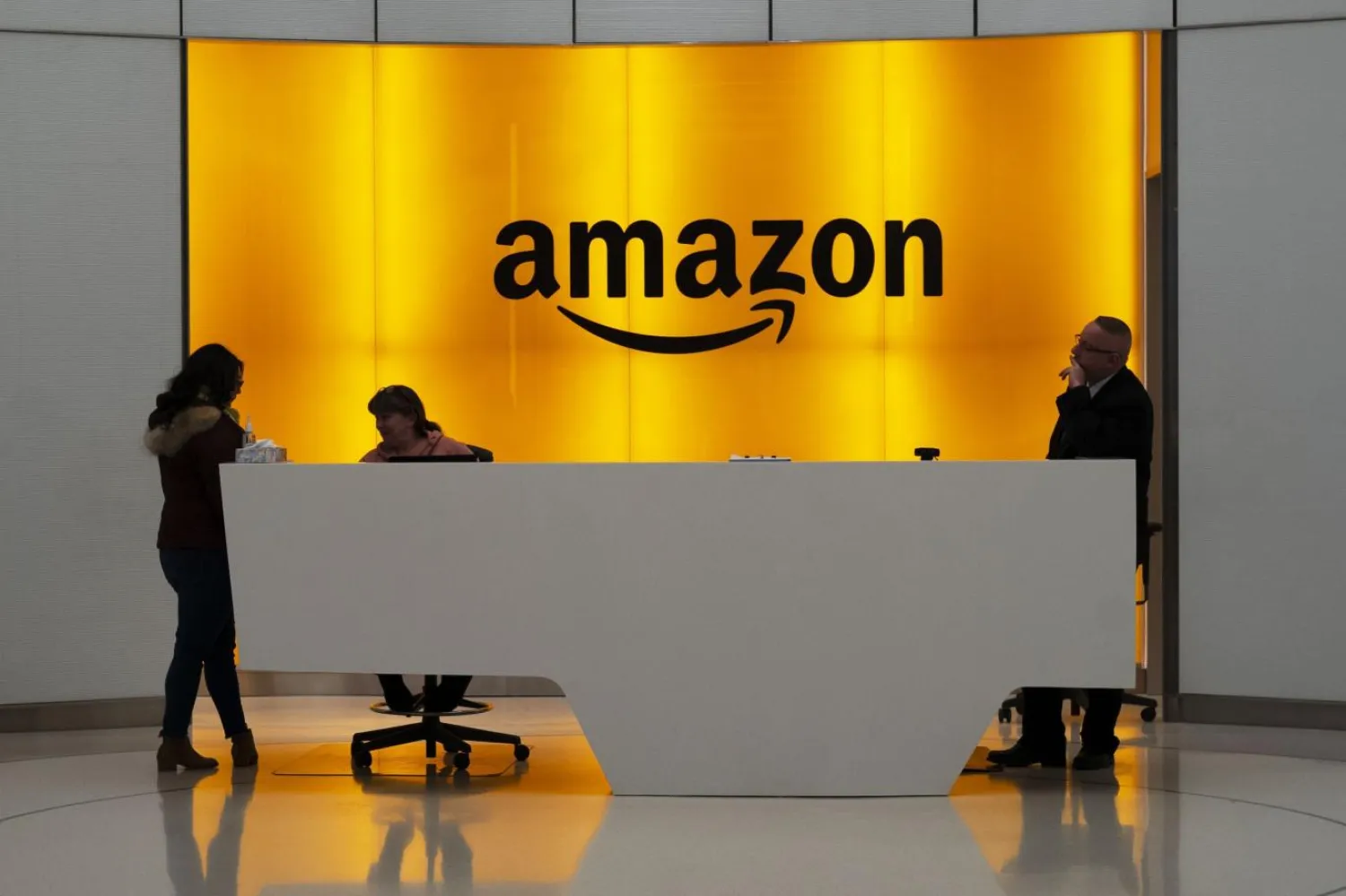 Amazon, çevrimiçi kitap mağazası olarak 1994'te Jeff Bezos tarafından kurulmuştu (AP)
