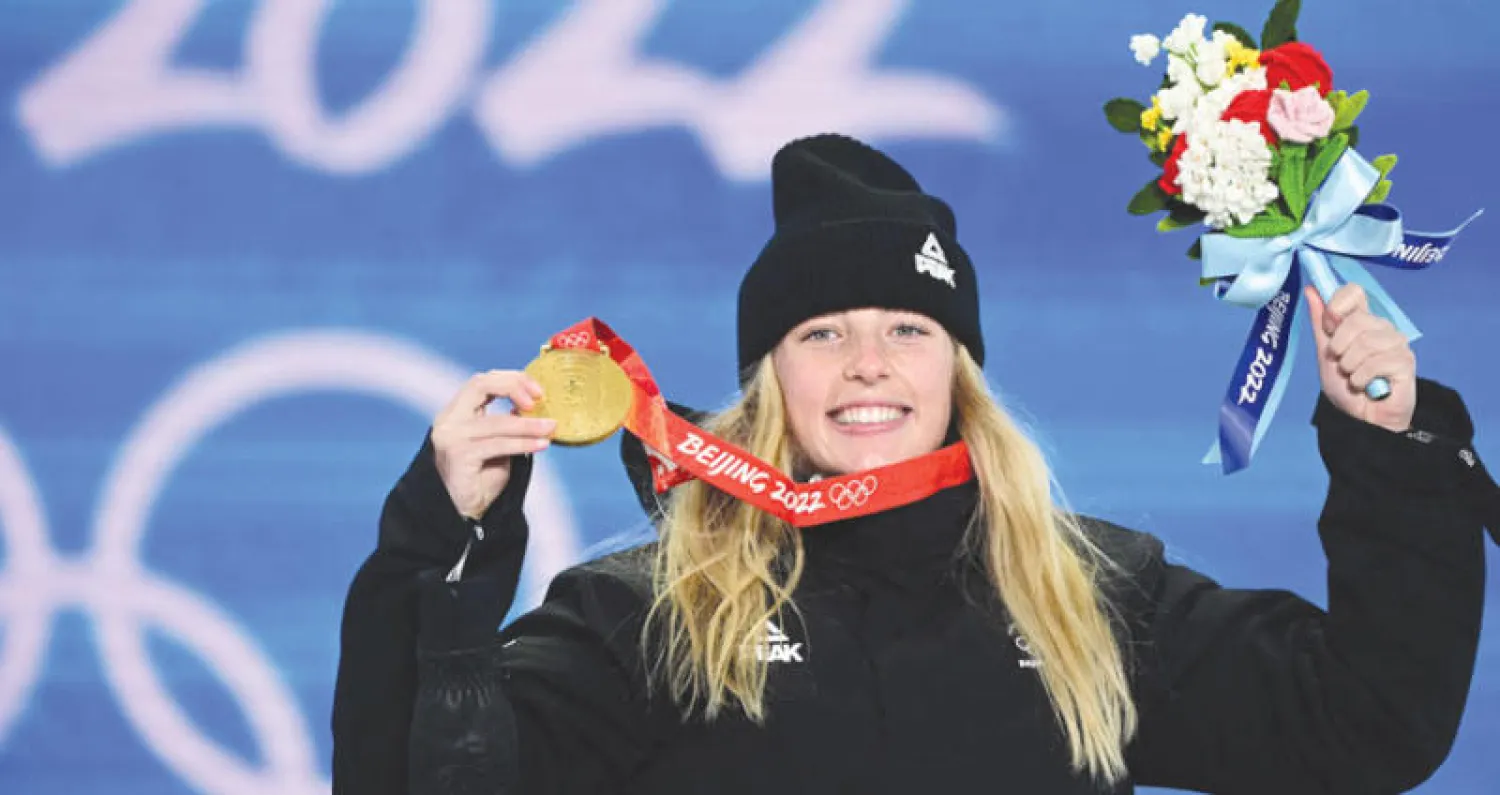 سينوت على منصة التتويج بالميدالية الذهبية التاريخية لنيوزيلندا (أ.ف.ب)