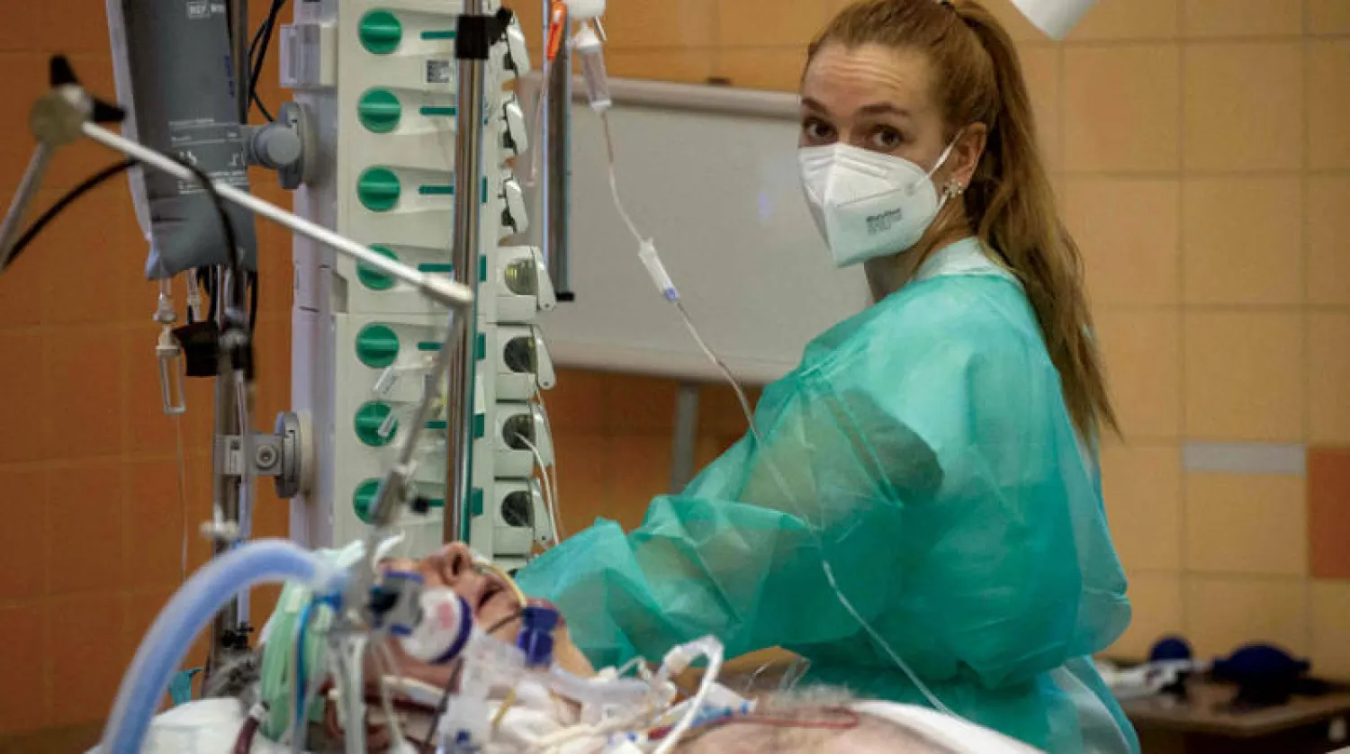 رصدت دراسة أجراها باحثون في جامعة أميركية وجود تغيّرات شبيهة بـ«ألزهايمر» في أدمغة مصابين بـ«كورونا» (أ.ف.ب)