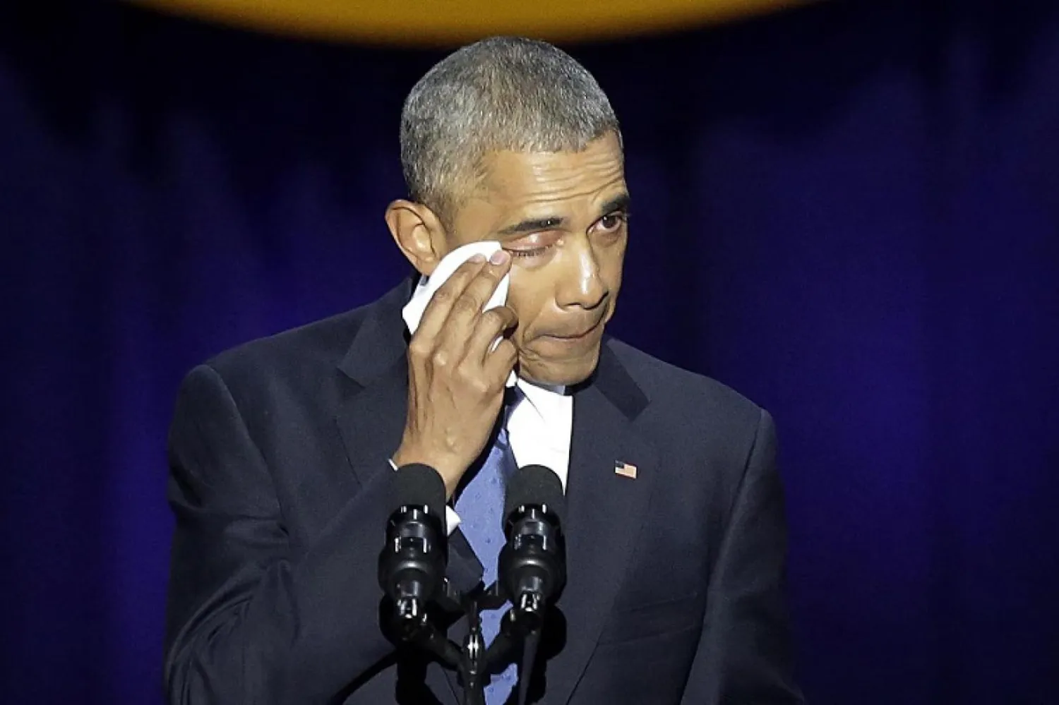 Eski ABD Başkanı Barack Obama, başkanlıktan ayrılmadan önceki son konuşmasında ağlamıştı. (AFP)