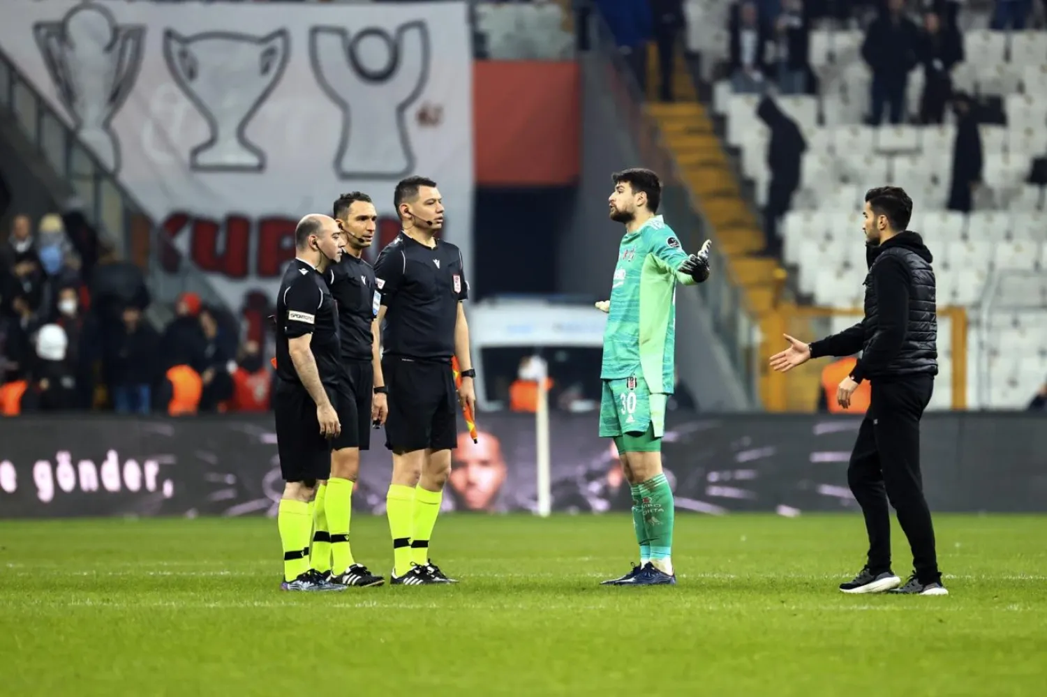 Beşiktaş'ta futbolcular maçın hakem yönetimine tepki gösterdi / Fotoğraf: AA