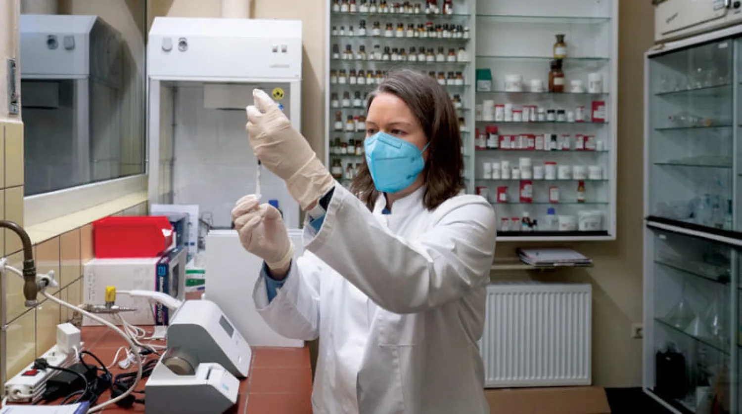 ممرضة تحضِّر جرعة لقاح في برلين أمس (د.ب.أ)