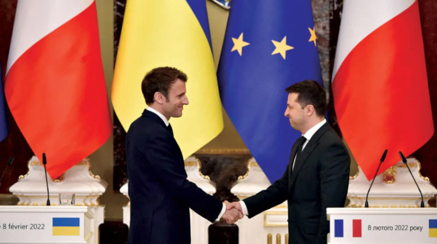 الرئيس الأوكراني زيلينسكي (يمين) مع نظيره الفرنسي ماكرون (أ.ف.ب)
