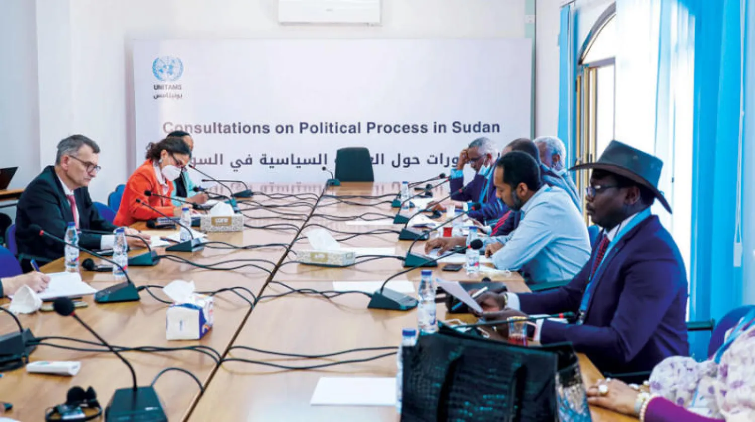 قادة تحالف المعارضة خلال لقائهم مع رئيس بعثة «يونتاميس» أمس (موقع فولكر بيرتس على تويتر)