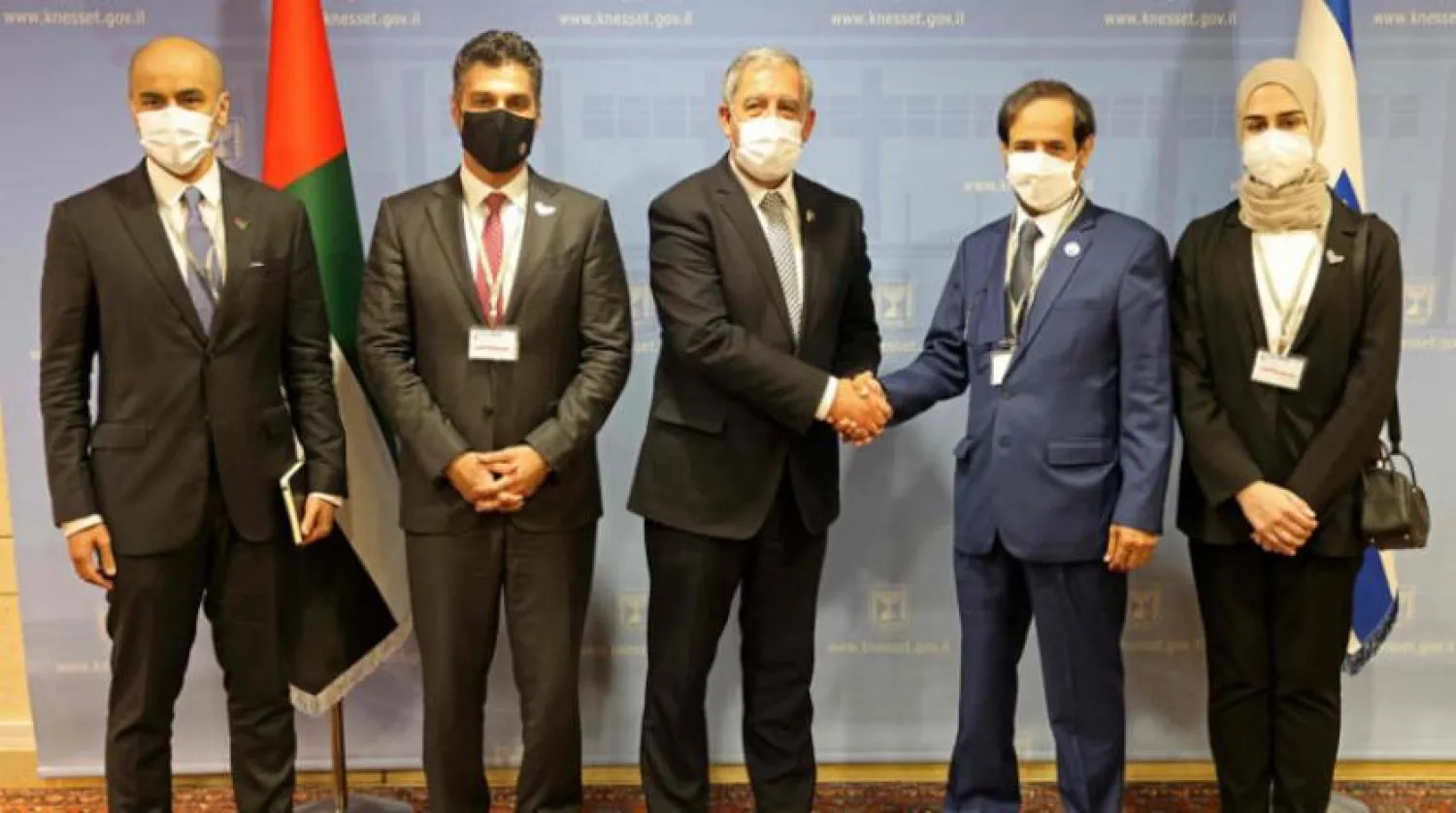 کنیسٹ اسپیکر مکی لیوی (درمیان) کو اسرائیل کے دورے پر اماراتی قانون سازوں کے ایک وفد کی سربراہی کرنے والے علی النعیمی کا خیر مقدم کرتے ہوئے دیکھا جا سکتا ہے (اے ایف پی)