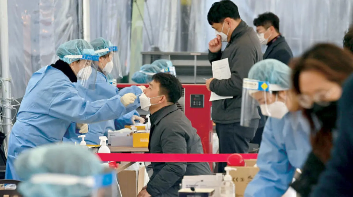 مركز فحص متنقل للكشف عن إصابات «كورونا» في سيول أمس (أ.ف.ب)