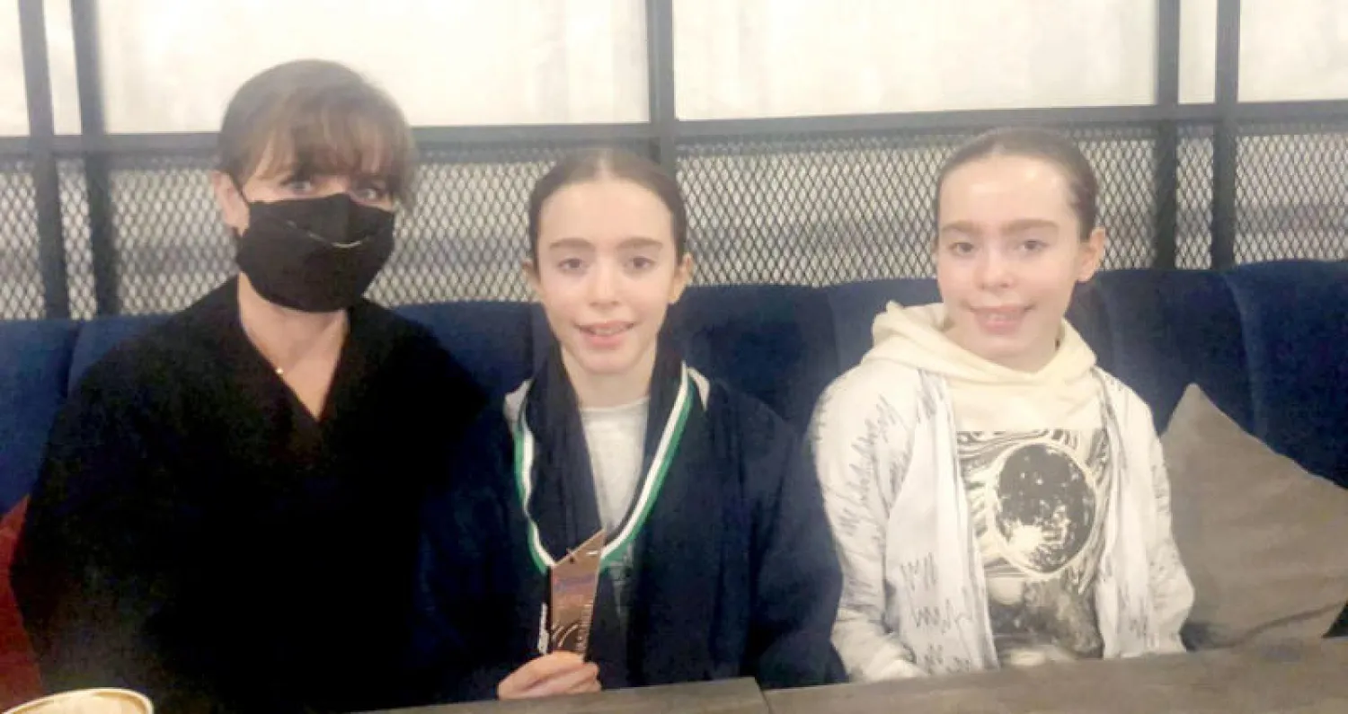 مرام اليحيا مع والدتها وشقيقتها (الشرق الأوسط)