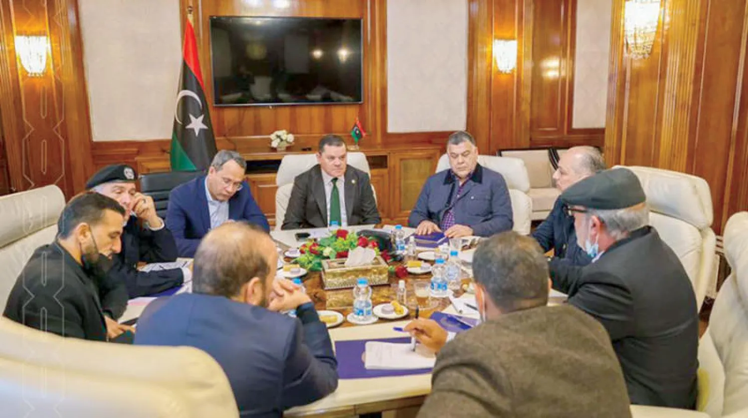 عبد الحميد الدبيبة خلال لقائه بأعضاء اللجنة المركزية للجنسية أمس في طرابلس (المكتب الإعلامي لرئيس الحكومة)