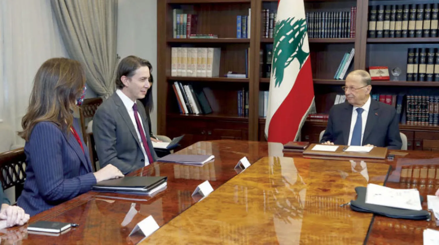 الرئيس ميشال عون لدى استقباله الموفد الأميركي بحضور السفيرة الأميركية في بيروت أمس (دالاتي ونهرا)